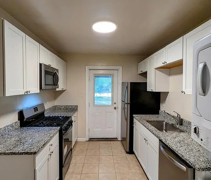 1906 Lakeview Ave — Photo 2