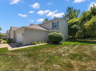 3149 Megan Dr, Waterford, MI 48328