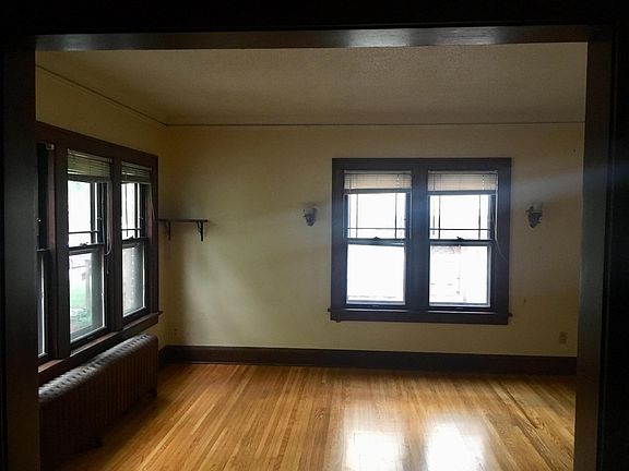 2nd image of 1810 Como Ave SE