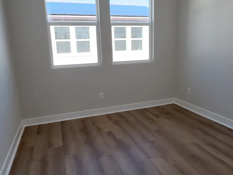 Everly Dr — Photo 2