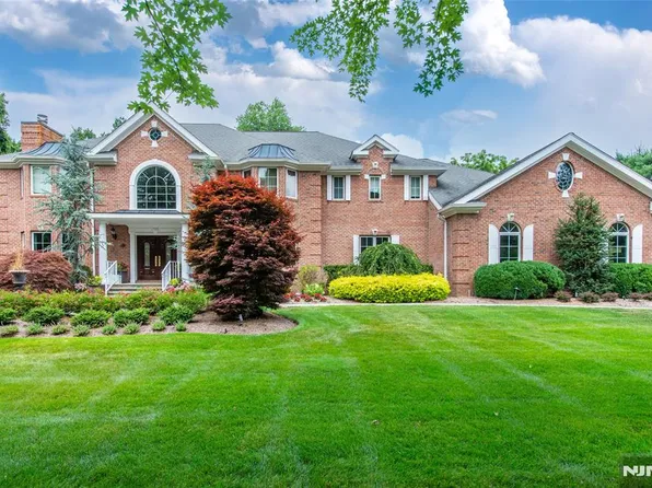 703 Ginger Ln, Franklin Lakes, NJ 07417