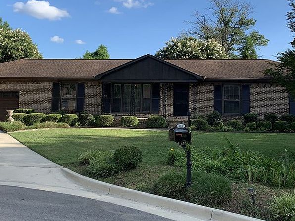806 Petitt Cir SE