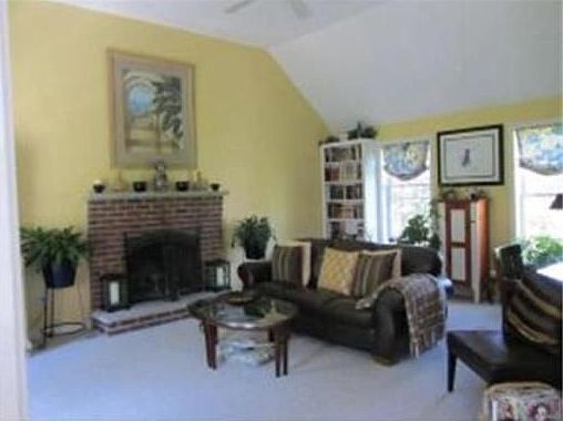 4th image of 12 Bunker Hill Dr