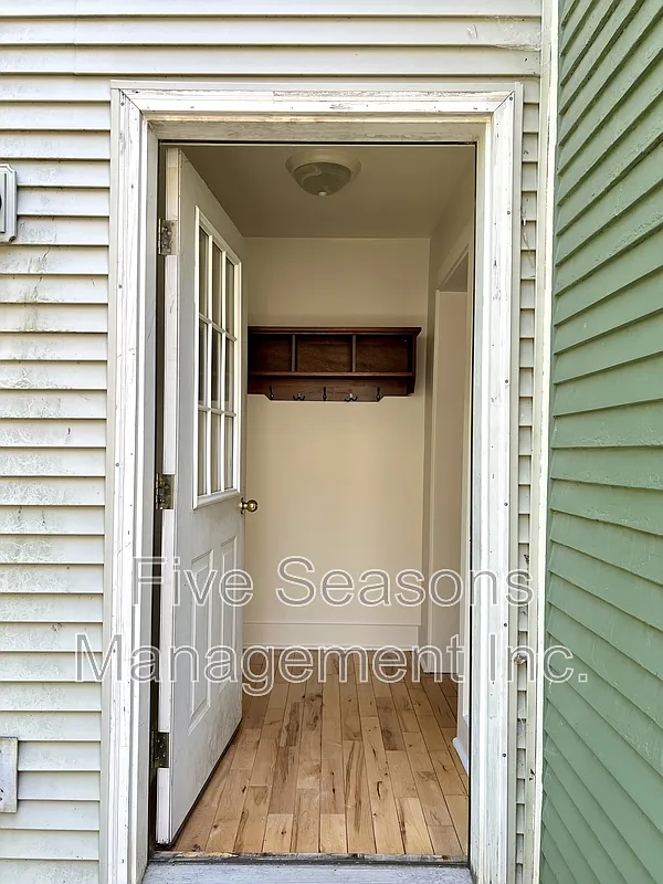 3 bed, 1.0 bath, 900 sqft, $2,300 — Photo 2