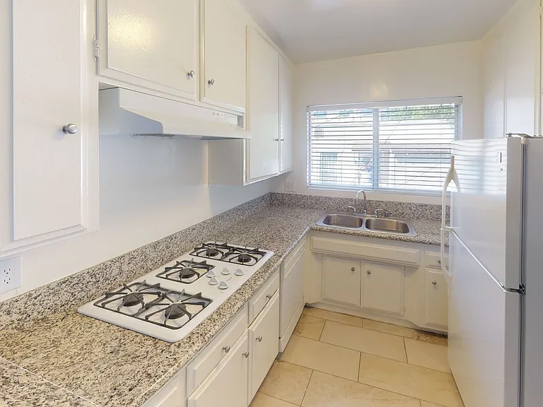 HYW - Hayworth Apts. — Photo 4