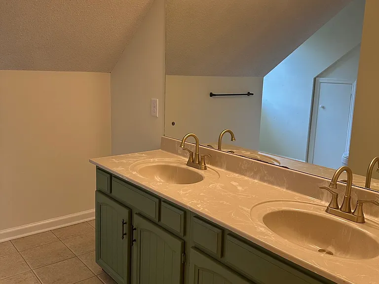 Upstairs Full Bathroom