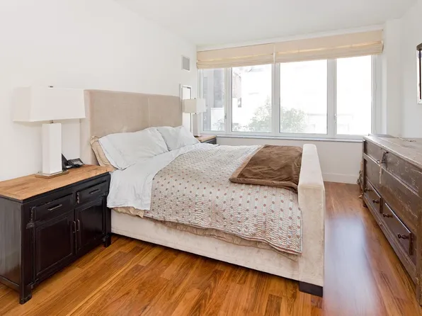 250 East 53rd Street image 3 of 11