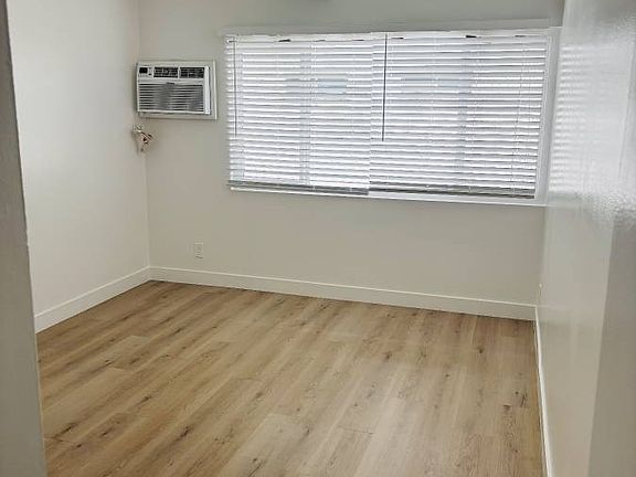 3rd image of 21131 Saticoy St #6