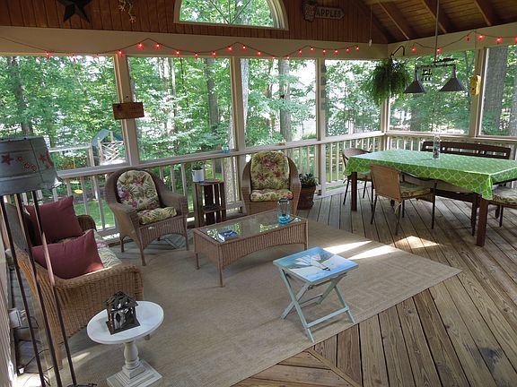Screened-in porch