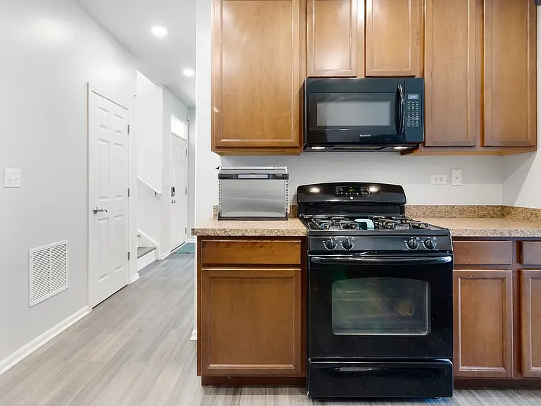 433 Acushnet St — Photo 10
