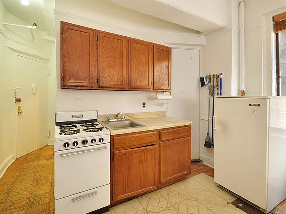 3rd image of 118 W 72nd St APT 603