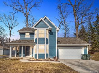 1117 Forest Lake Blvd, Lake Orion, MI
