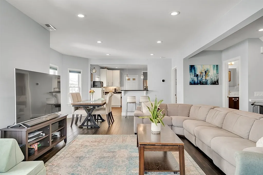 4 bed, 1910 sqft, $4,700 — Photo 1