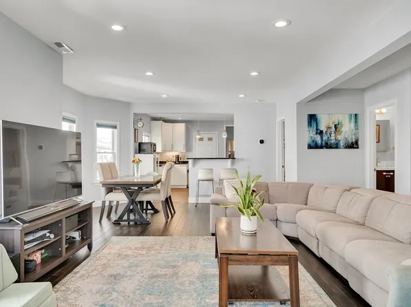11 Lexington St #11, Watertown, MA 02472