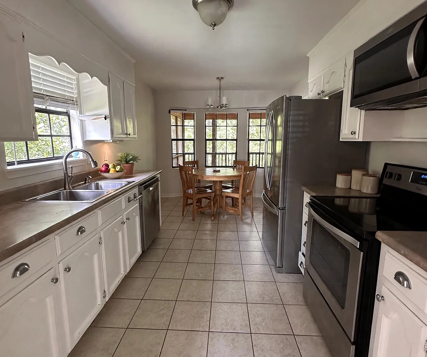 3 bed, 2200 sqft, $2,450 — Photo 2