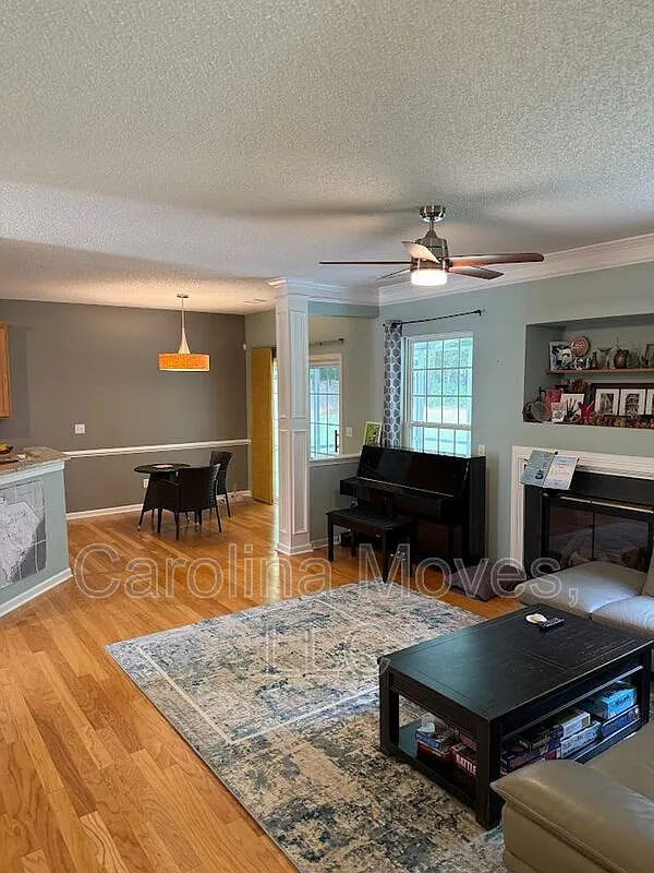 4 bed, 2.5 bath, 2256 sqft, $2,345 — Photo 3