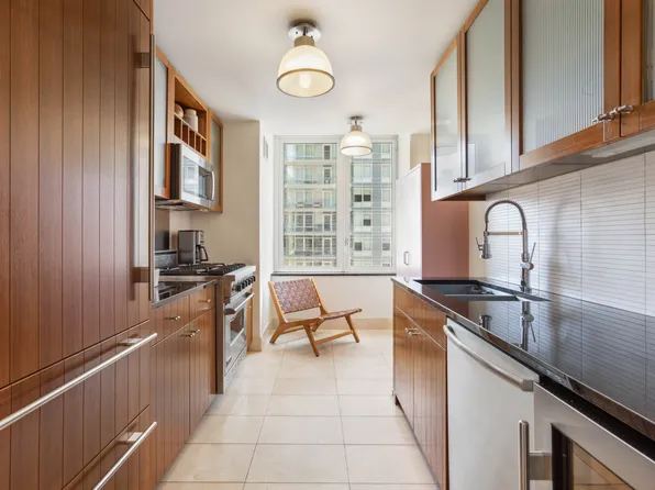 250 East 53rd Street 1402 image 3 of 12