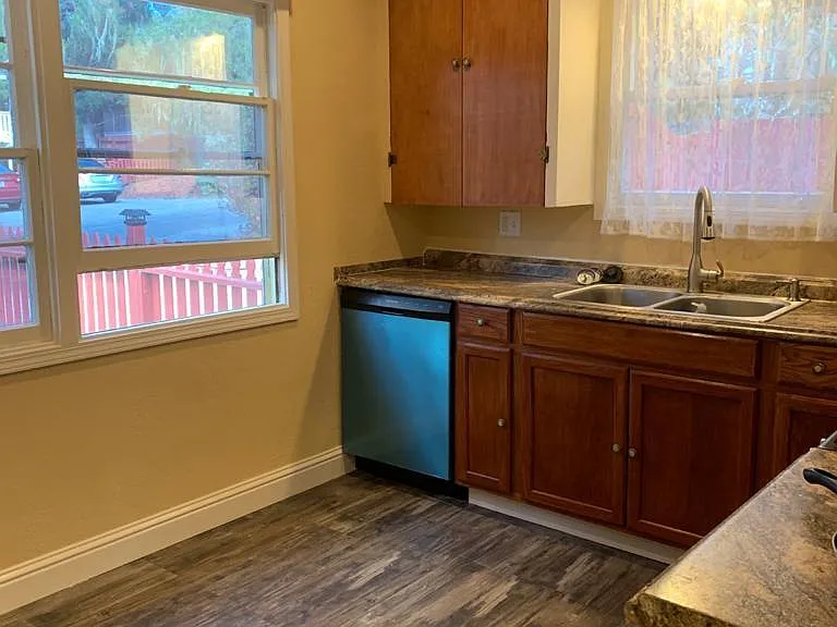 725 Lyndon St — Photo 11