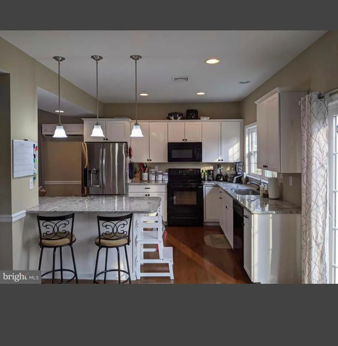 3 bed, 2.5 bath, 1935 sqft, $3,295 — Photo 3
