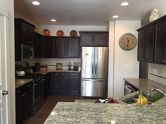 kitchen w/gas range 