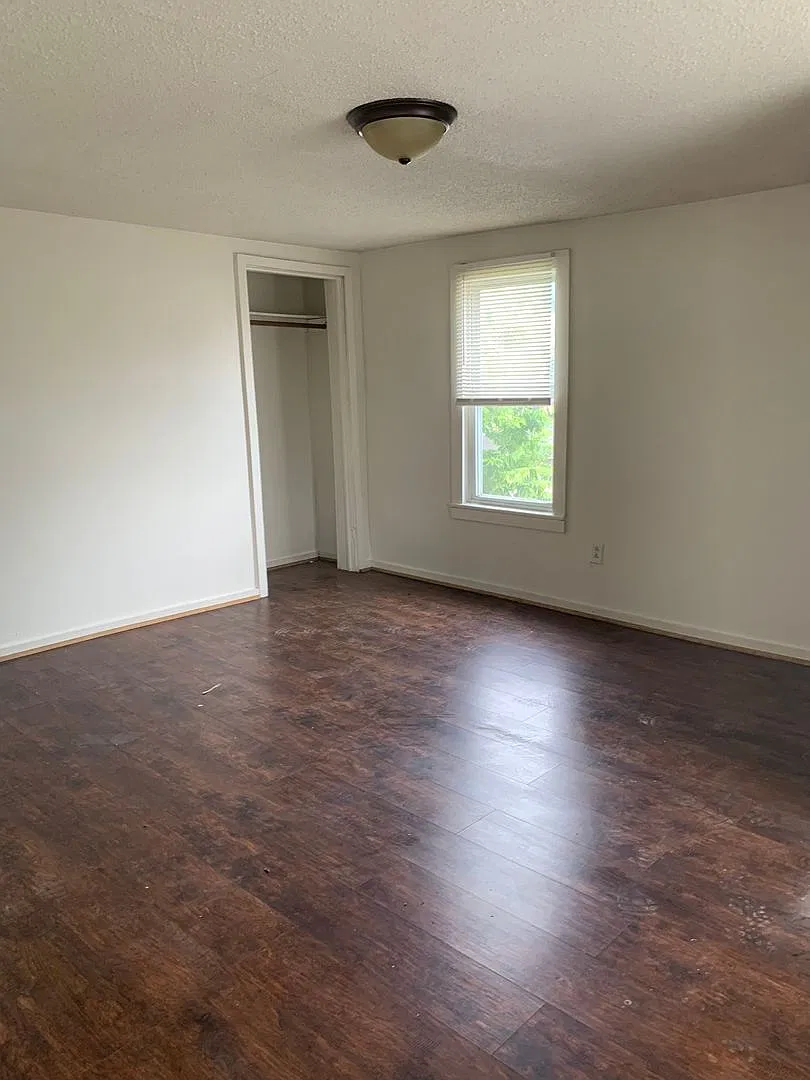 4 bedroom, 1.5 bath, 2 story single family house — Photo 2