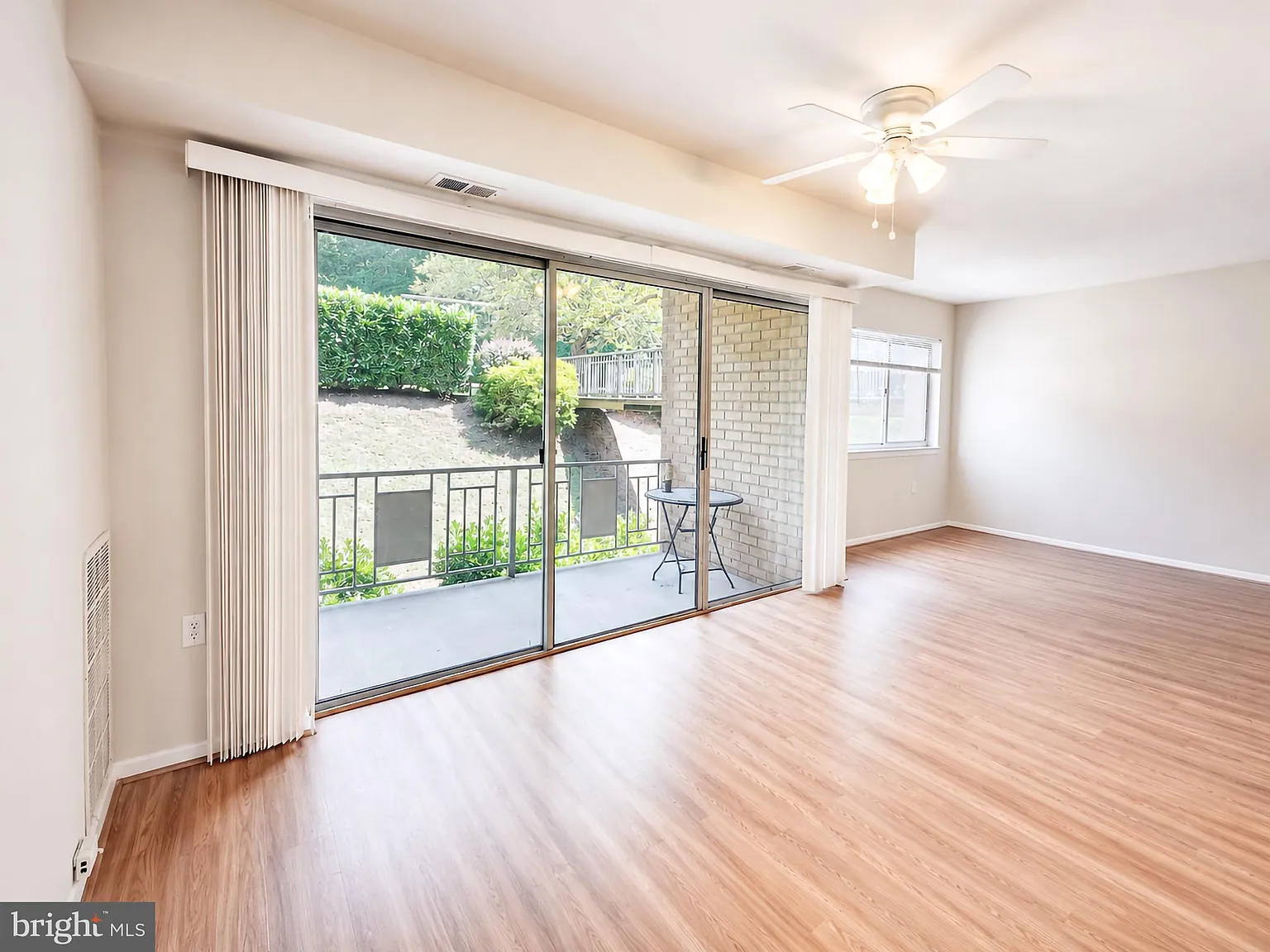 3 bed, 1.5 bath, 1227 sqft, $2,500 — Photo 3