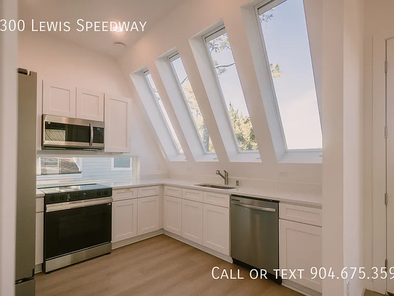 3300 Lewis Speedway St — Photo 8