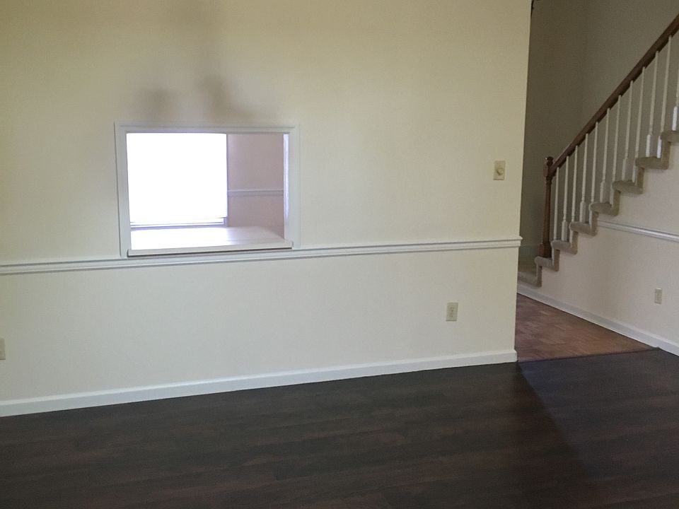 1st image of 403 Eagle Brook Dr