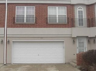 375 Town Place Cir, Buffalo Grove, IL 60089