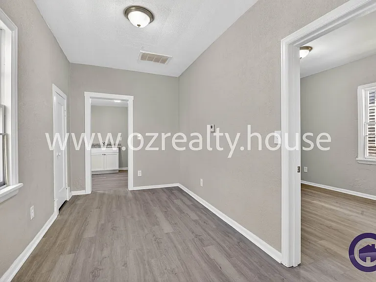 160 Bronson Ave — Photo 5