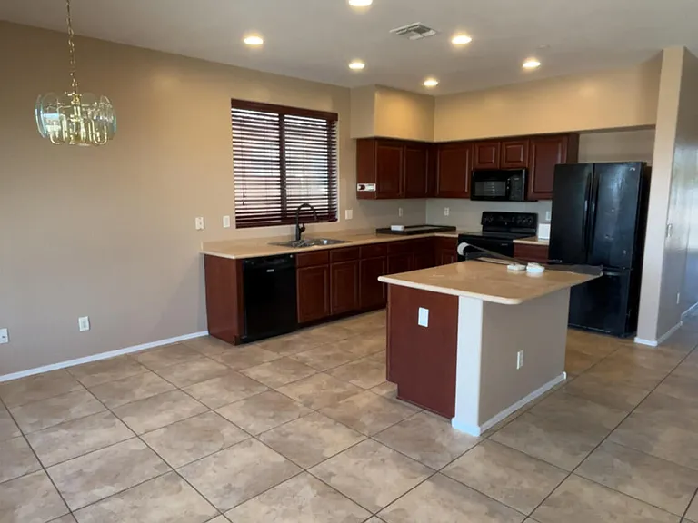 6037 S 30th Dr — Photo 12