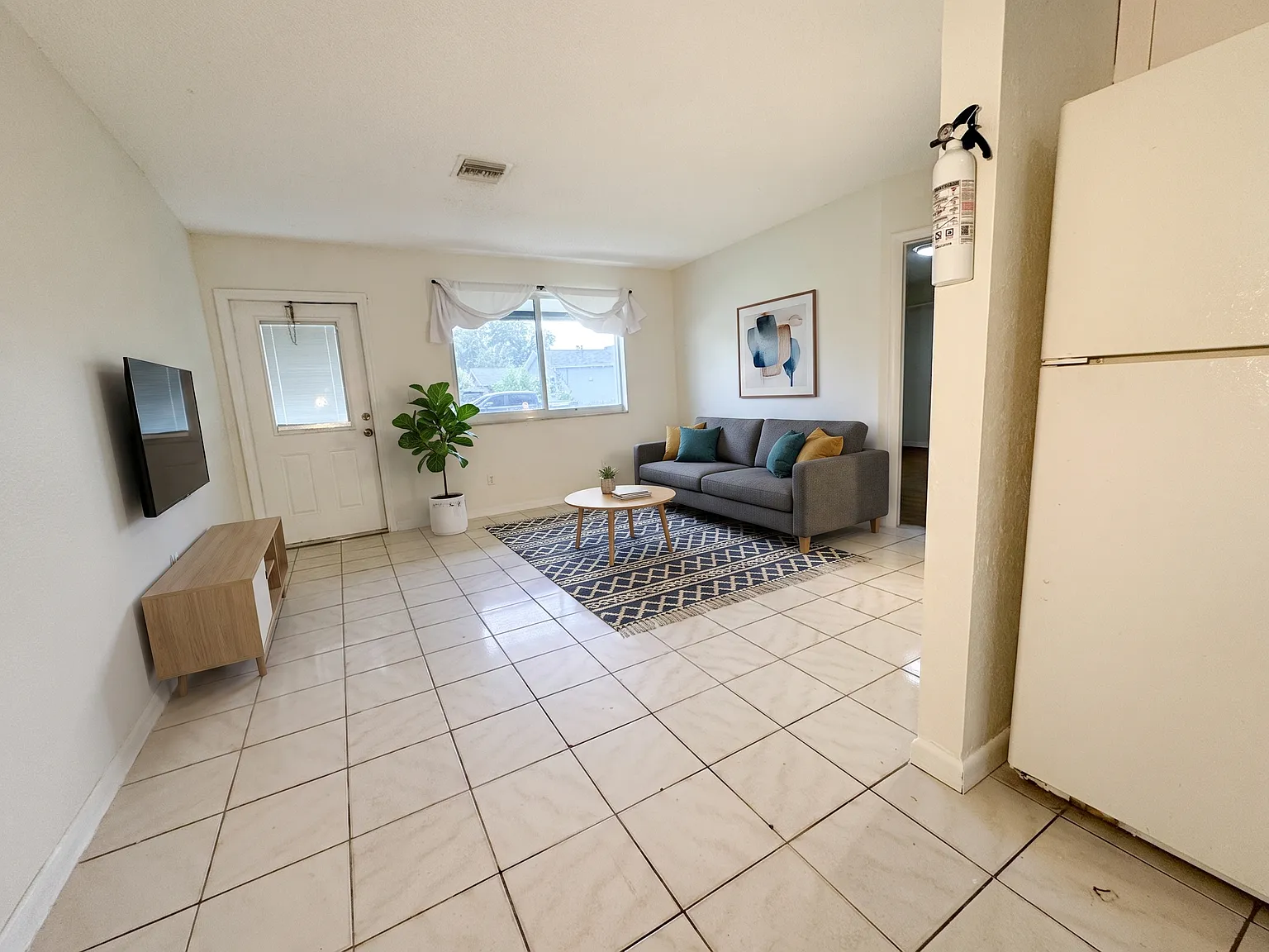 2 bed, 1050 sqft, $1,995 — Photo 2