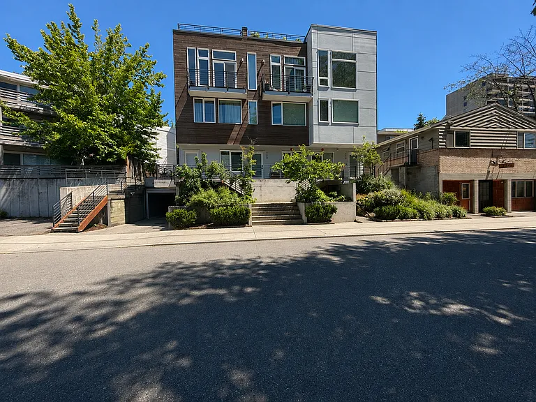 722 Summit Ave E — Photo 1