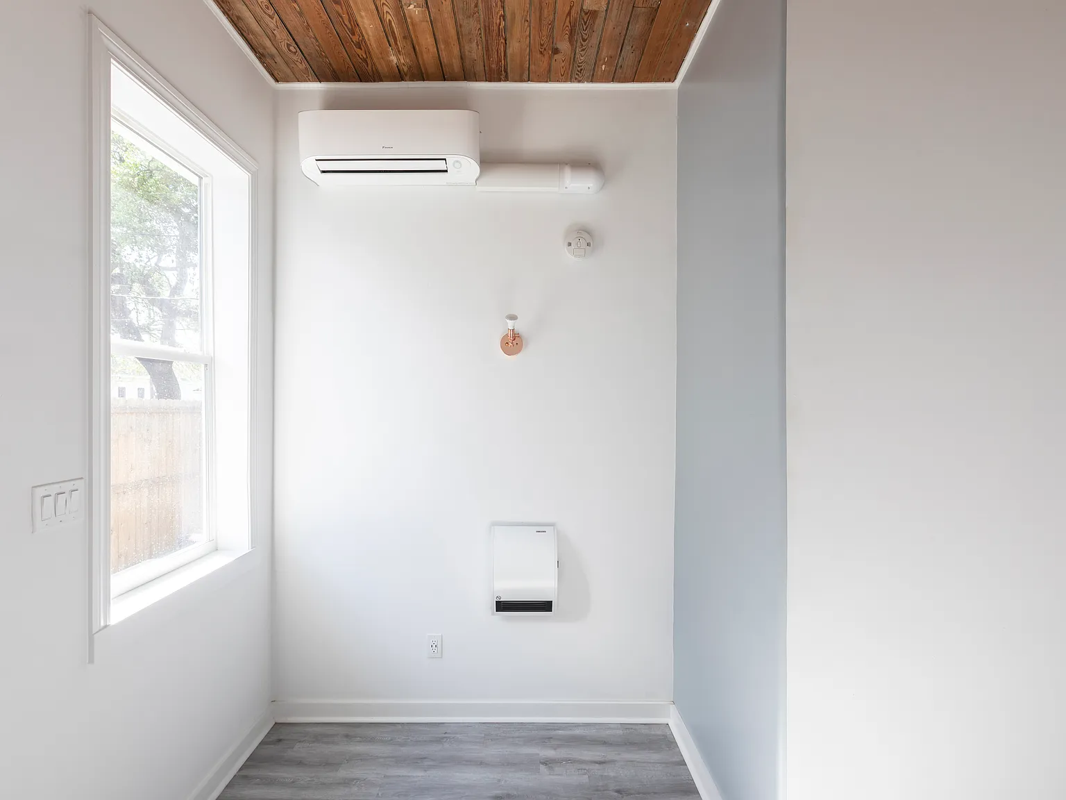 Studio, 350 sqft, $880 — Photo 2