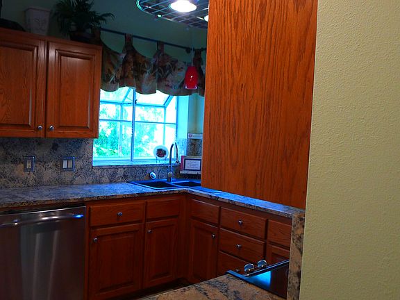 Kitchen w/granite