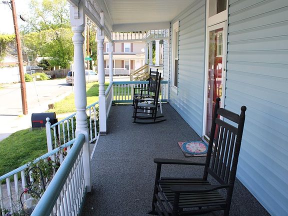 2nd image of 208 Charlotte St