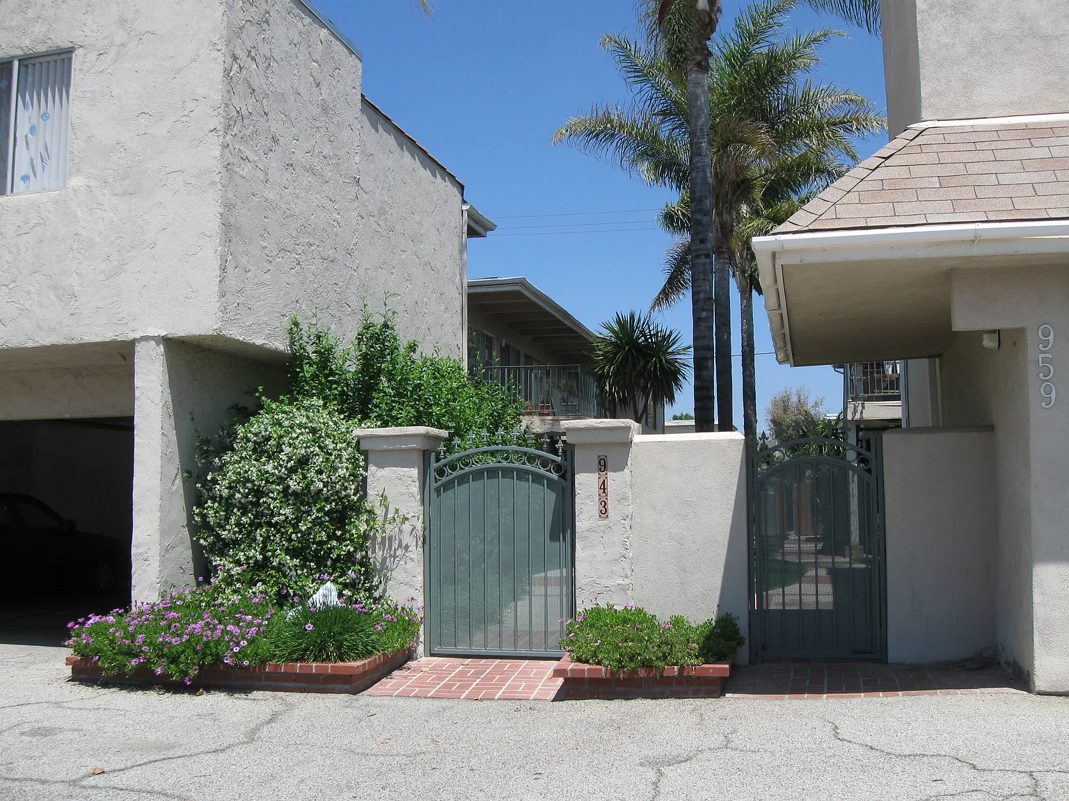 943-959 Ventura Ave — Photo 2
