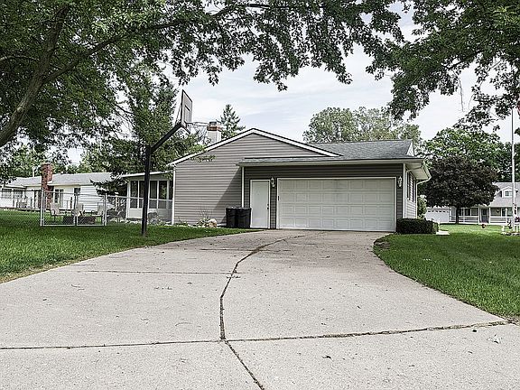 3rd image of 8370 Belle Bluff Ct