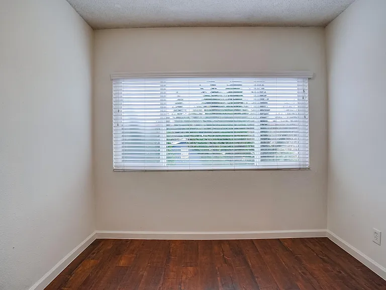 537 W Hyde Park Blvd — Photo 18