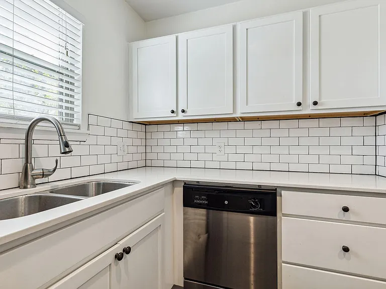 Devonshire Apartments — Photo 6