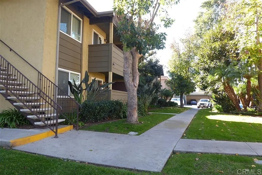 2 bed, 2.0 bath, 912 sqft, $2,495 — Photo 2