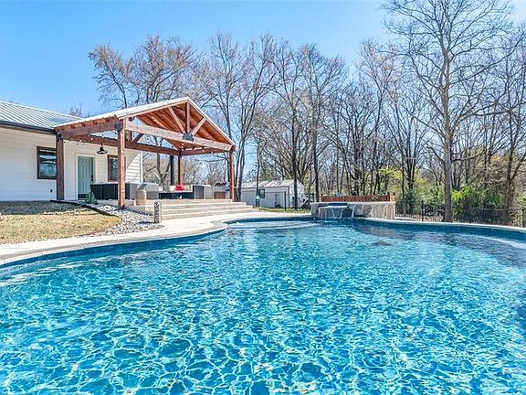 2nd image of 220 Lakeview Cir