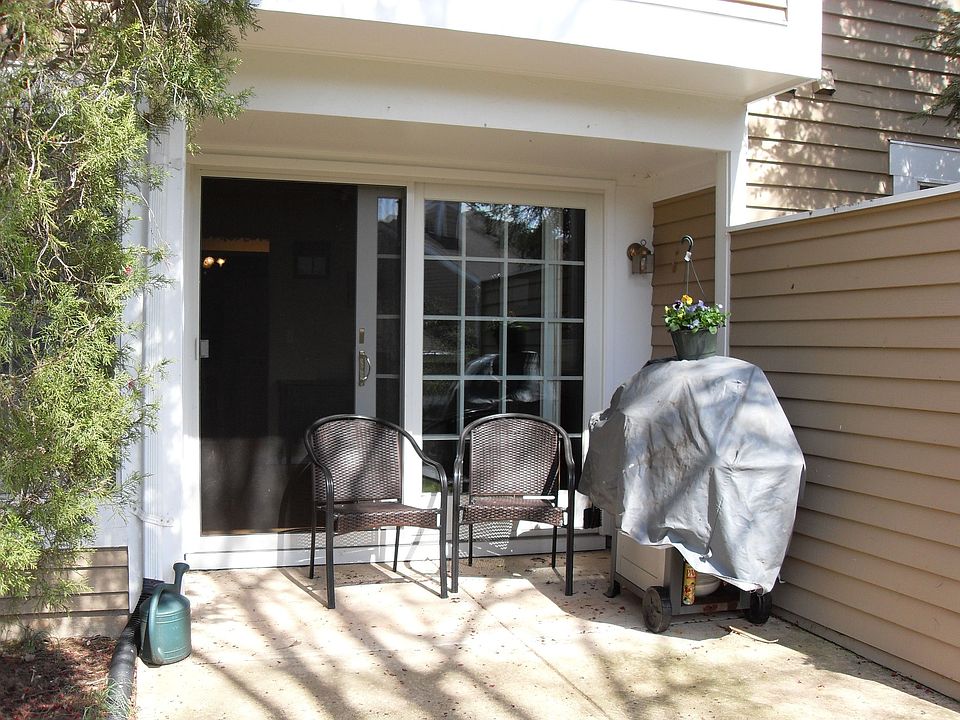 Large patio w/privacy wall