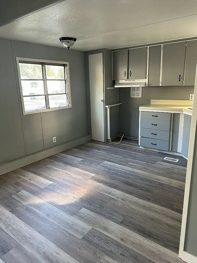Building Photo - 3625 S Douglas Ave #8