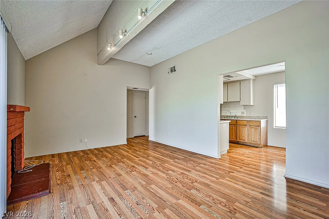 2 bed, 2.0 bath, 981 sqft, $1,420 — Photo 3