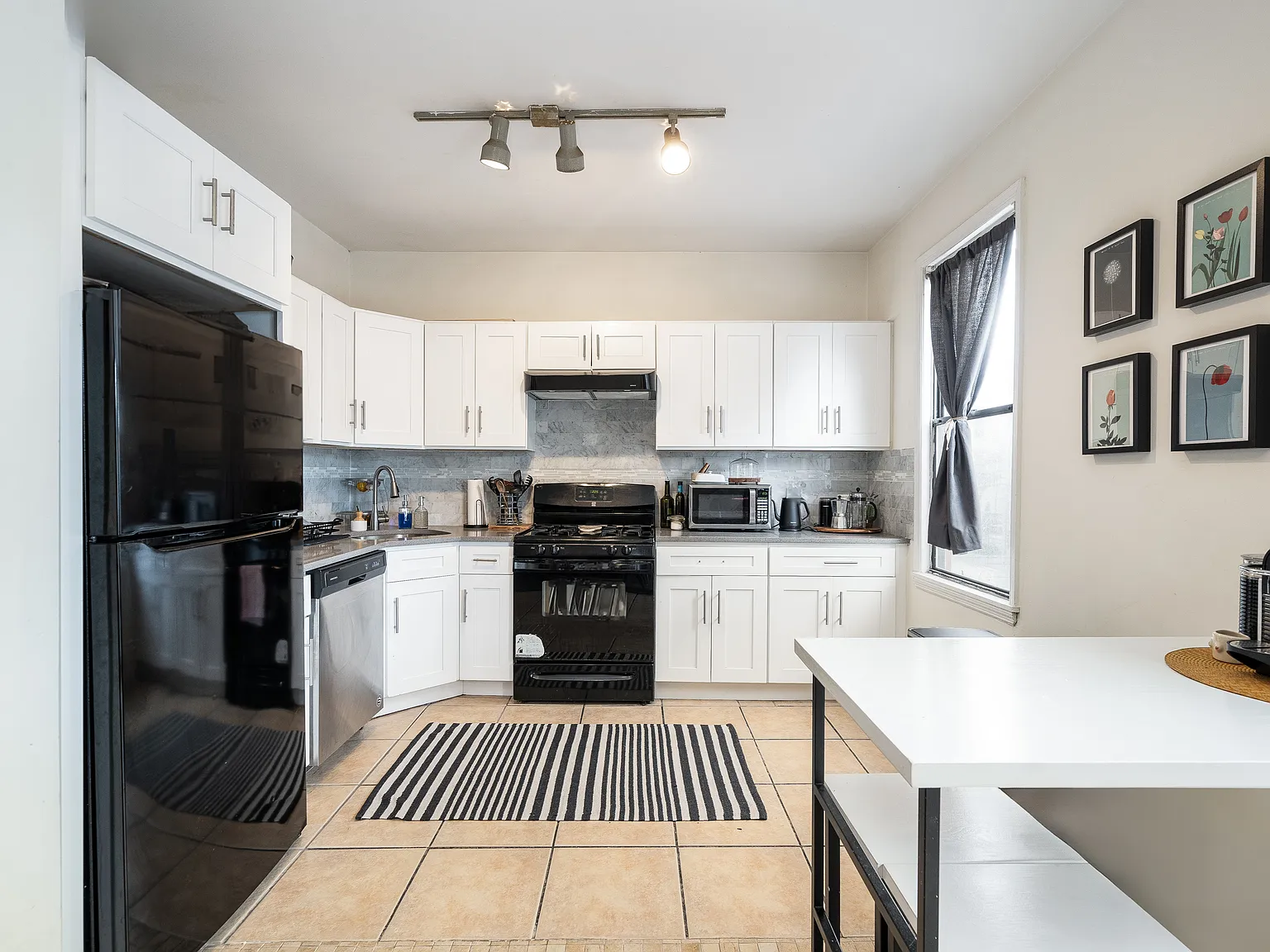 3 bed, 1400 sqft, $3,300 — Photo 2