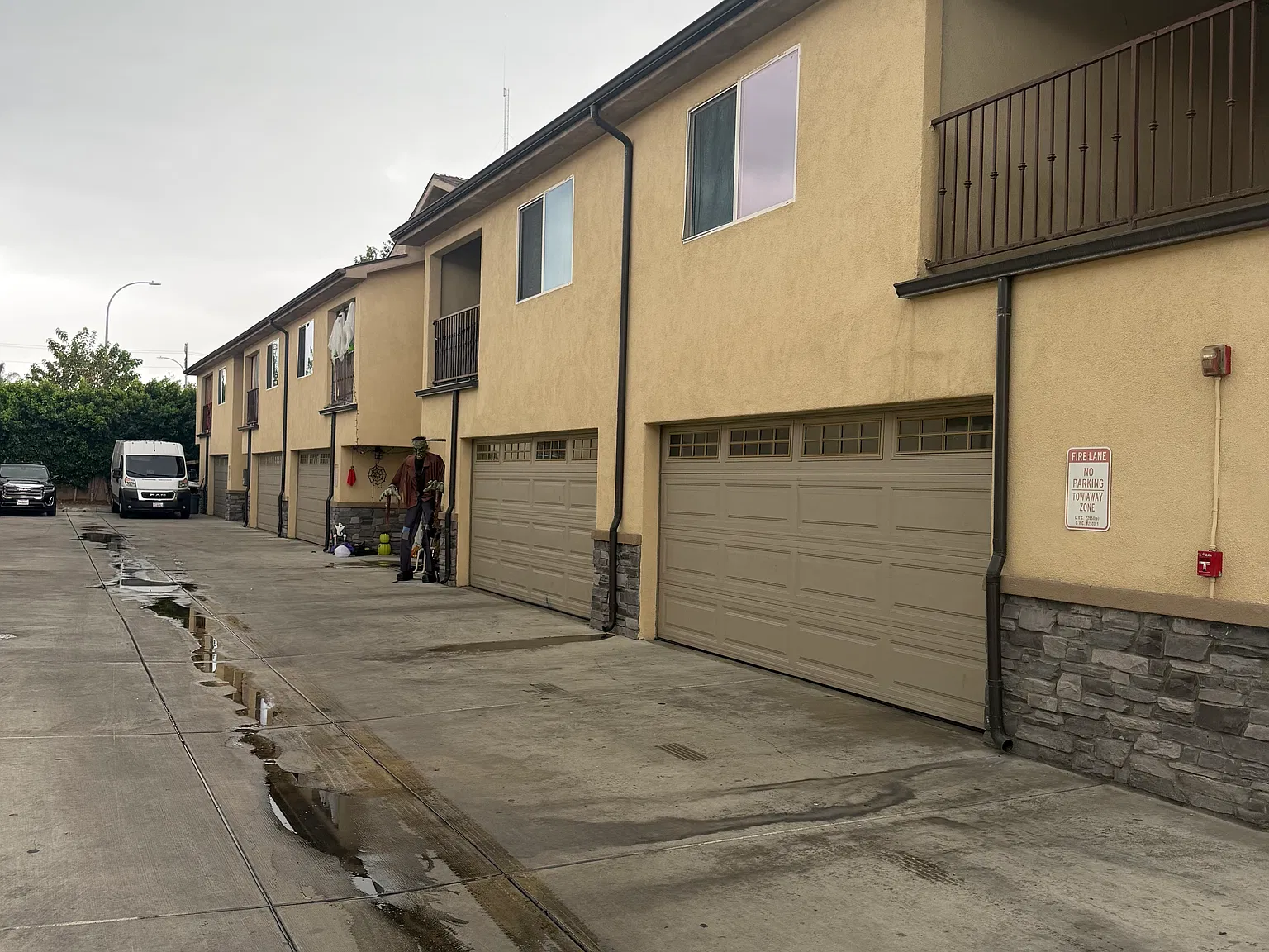3 bed, 2.5 bath, 1600 sqft, $3,300 — Photo 2