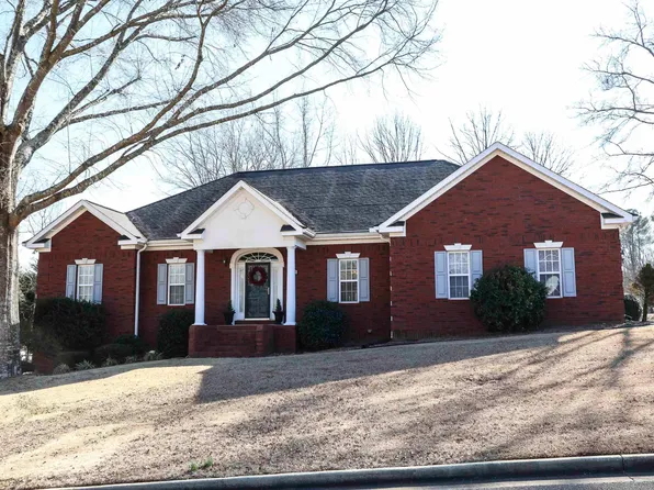 15 Camelot Ln, Anniston, AL 36207