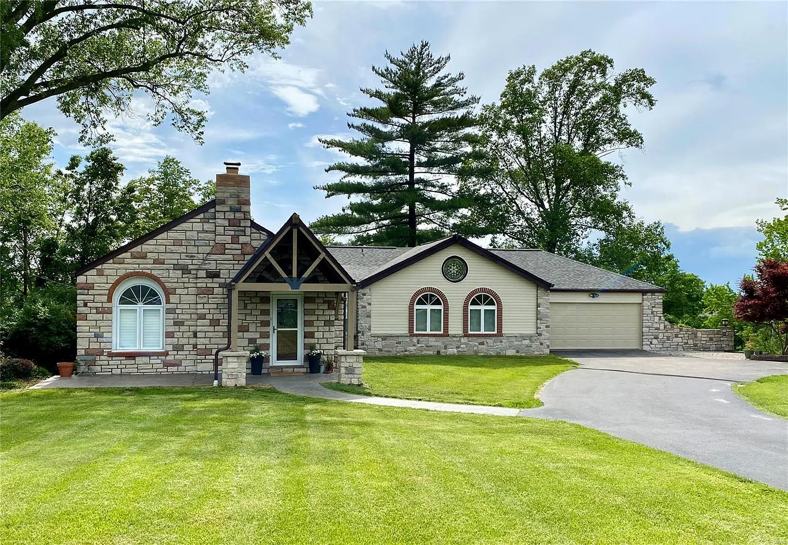1095 Majestic Dr photo 1