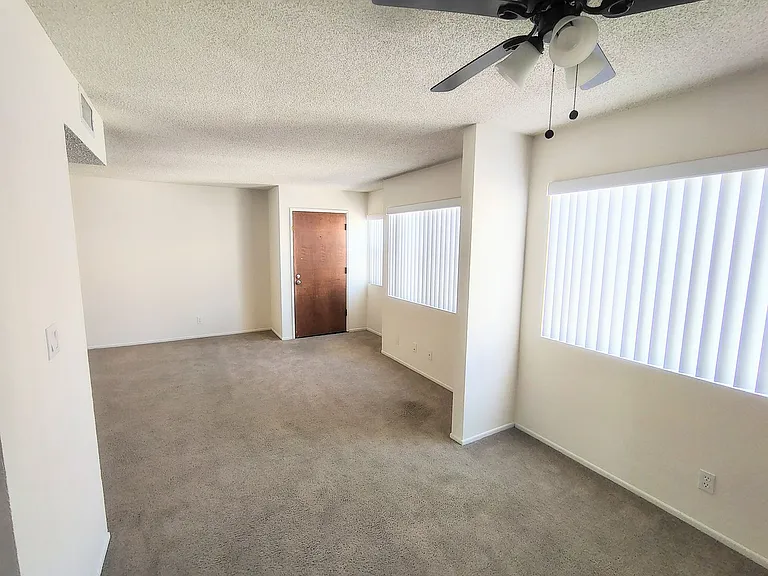 320 W Maple St — Photo 2
